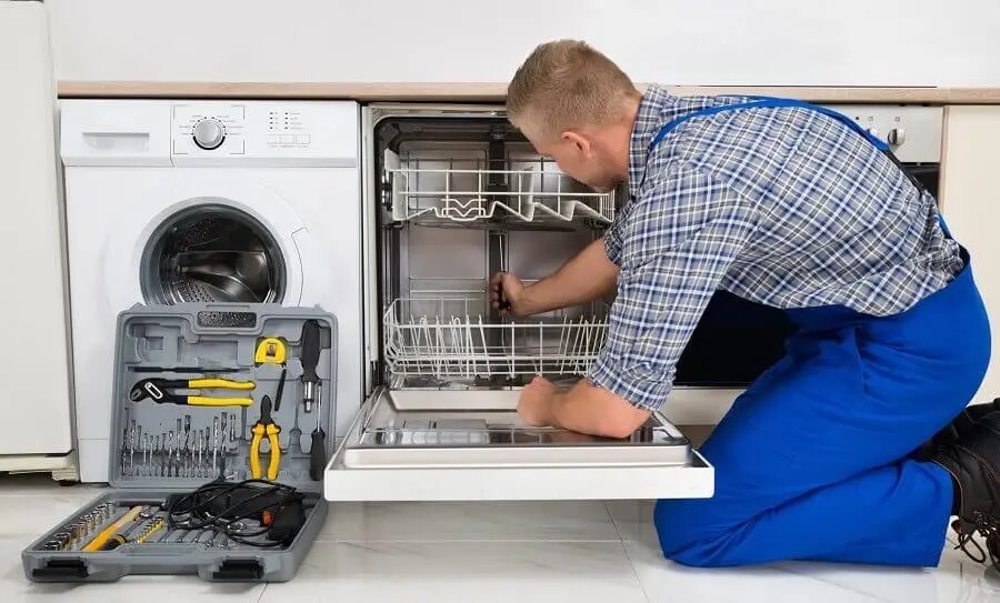 Kemalpaşa Hitachi servisi teknisyen ekibi beyaz eşya tamiri yaparken
